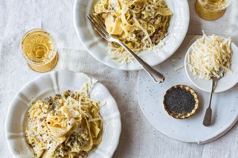 Parpadelle mit Lauch und gerösteten Samen angerichtet