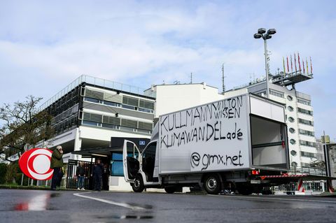 Ein Klein-Lkw steht am ORF-Zentrum am Küniglberg in Wien-Hietzing