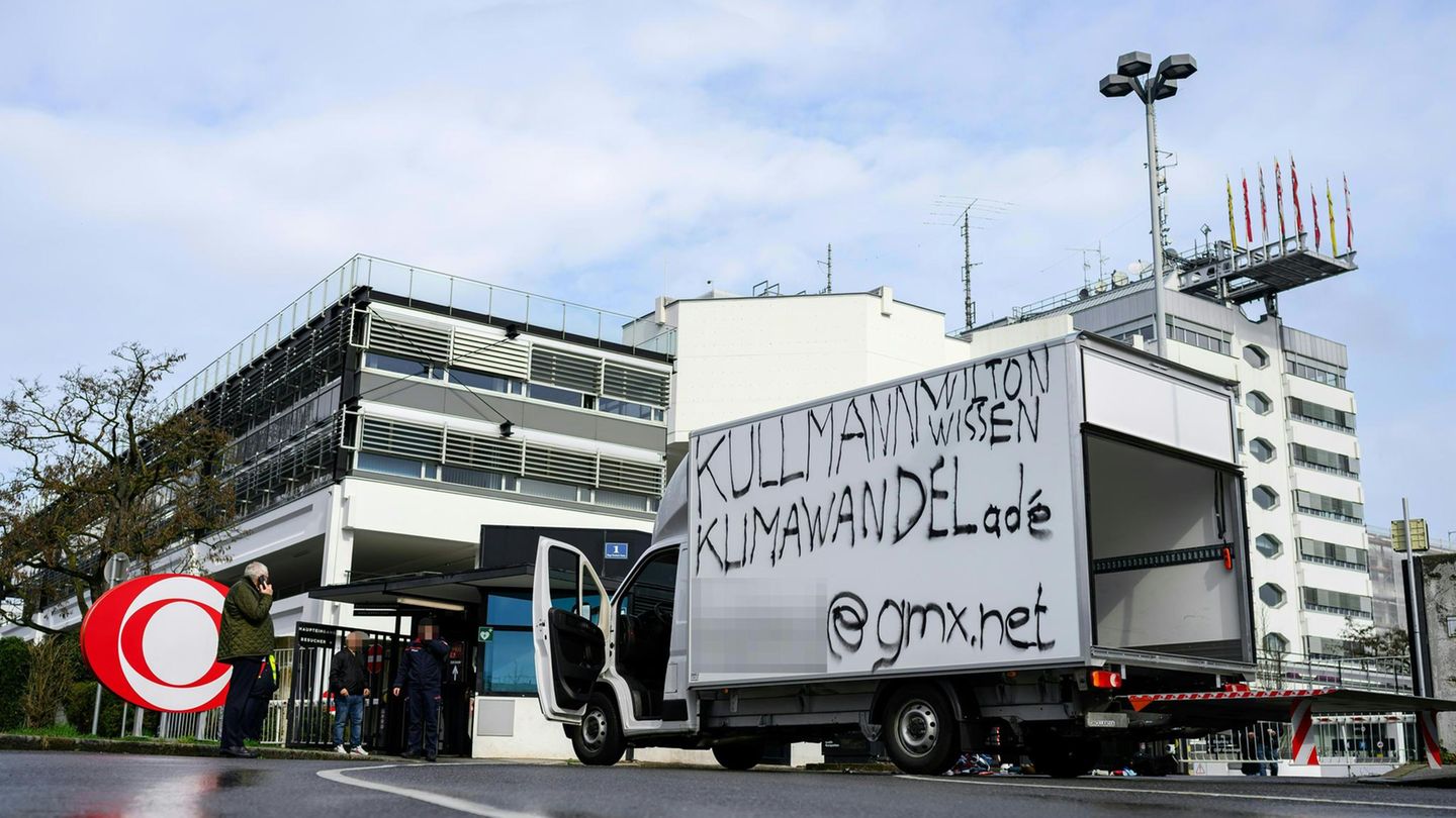 Ein Klein-Lkw steht am ORF-Zentrum am Küniglberg in Wien-Hietzing