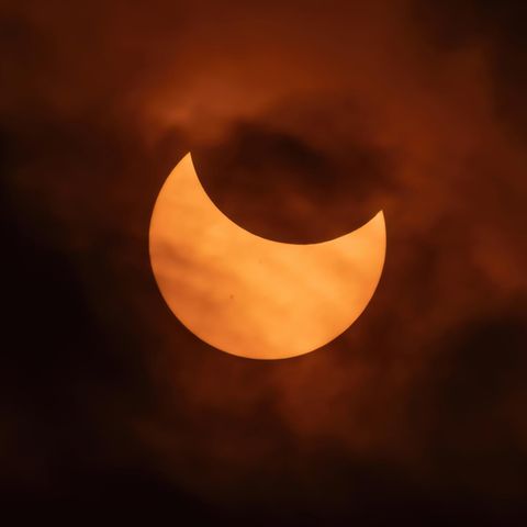 Bebilderung Sonnenfinsternis: Der Mond schiebt sich vor die Sonne und verdeckt sie teilweise