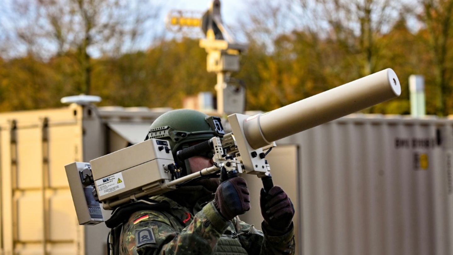 Ein Bundeswehr-Soldat mit einem Störsender des Typs HP-47