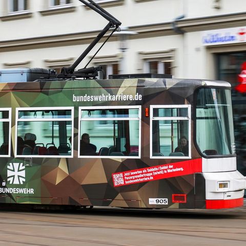 Straßenbahn mit Werbung für die Bundeswehr