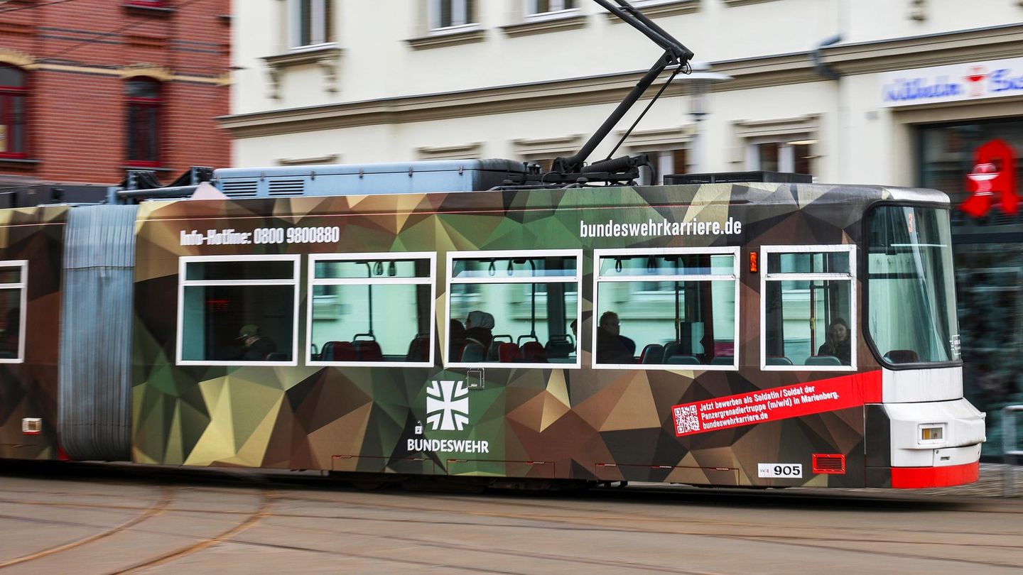 Straßenbahn mit Werbung für die Bundeswehr Straßenbahn mit Werbung für die Bundeswehr