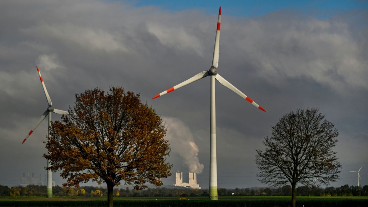 Windkraftanlage nahe Neurath in Nordrhein-Westfalen