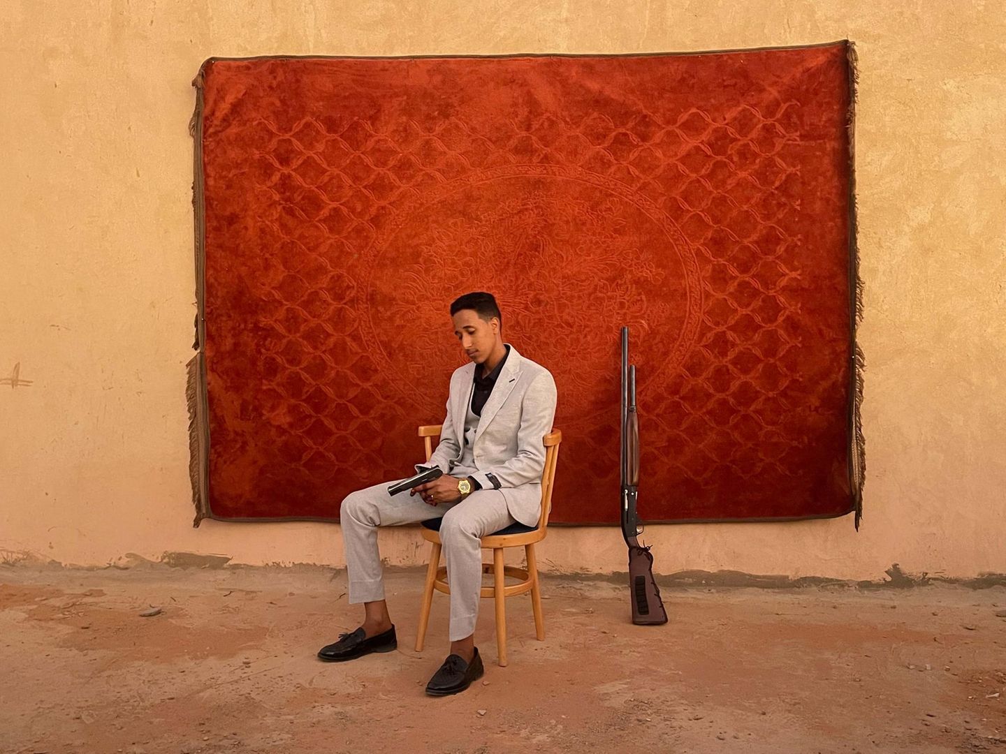 Gewinner Afrika: Mosab Abushama Der Bräutigam posiert mit einer Waffe für ein Porträt auf seiner Hochzeit