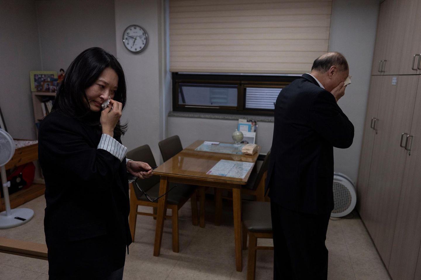 Gewinner Asien-Pazifik und Ozeanien: Jae C. Hong Nicole Motta (links) und ihr leiblicher Vater Jang Dae-chang wischen sich die Tränen weg
