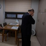 Nicole Motta (links) und ihr leiblicher Vater Jang Dae-chang wischen sich die Tränen weg