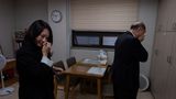 Nicole Motta (links) und ihr leiblicher Vater Jang Dae-chang wischen sich die Tränen weg
