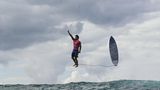 Gabriel Medina aus Brasilien bricht triumphierend aus einer riesigen Welle hervor bei den Olympischen Spielen 2024