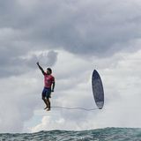 Gabriel Medina aus Brasilien bricht triumphierend aus einer riesigen Welle hervor bei den Olympischen Spielen 2024