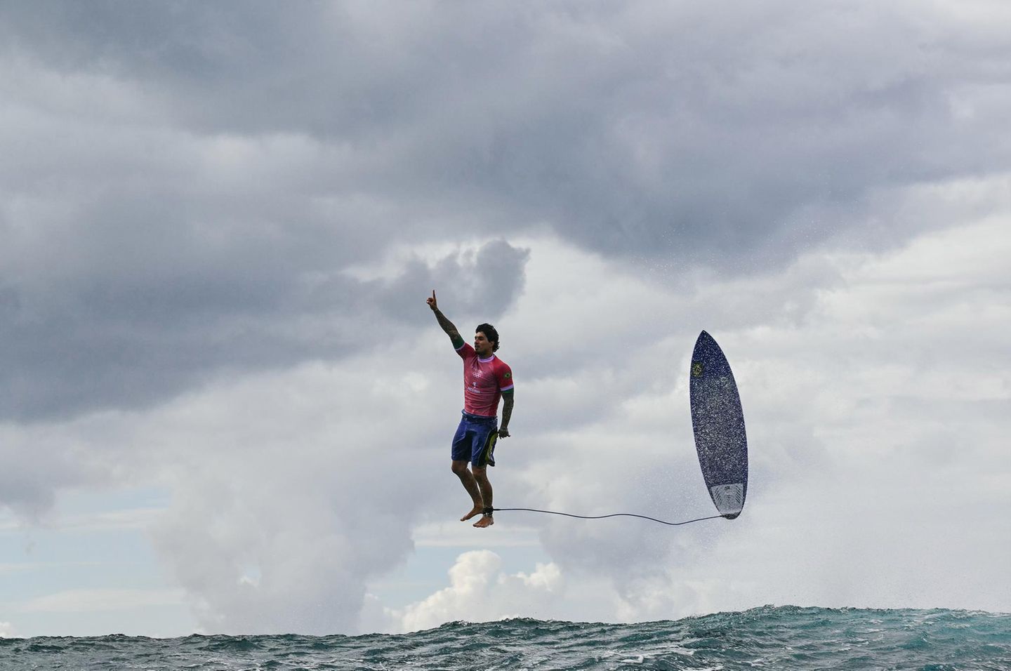 Gewinner Asien-Pazifik und Ozeanien: Jerome Brouillet Gabriel Medina aus Brasilien bricht triumphierend aus einer riesigen Welle hervor bei den Olympischen Spielen 2024