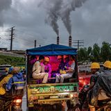 Arbeiter fahren bei starkem Regen zu einer Nickel-Schmelz- und Verarbeitungsanlage