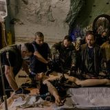 Ein verletzter Soldat in der Nähe der Stadt Bakhmut liegt in einem Feldlazarett