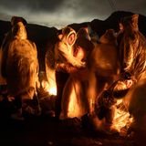 Chinesische Migranten wärmen sich bei kaltem Regen, nachdem sie die Grenze zwischen den USA und Mexiko überquert haben