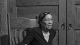 Constance Wynn im Wohnzimmer ihres Hauses