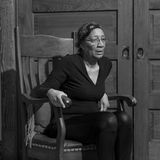 Constance Wynn im Wohnzimmer ihres Hauses