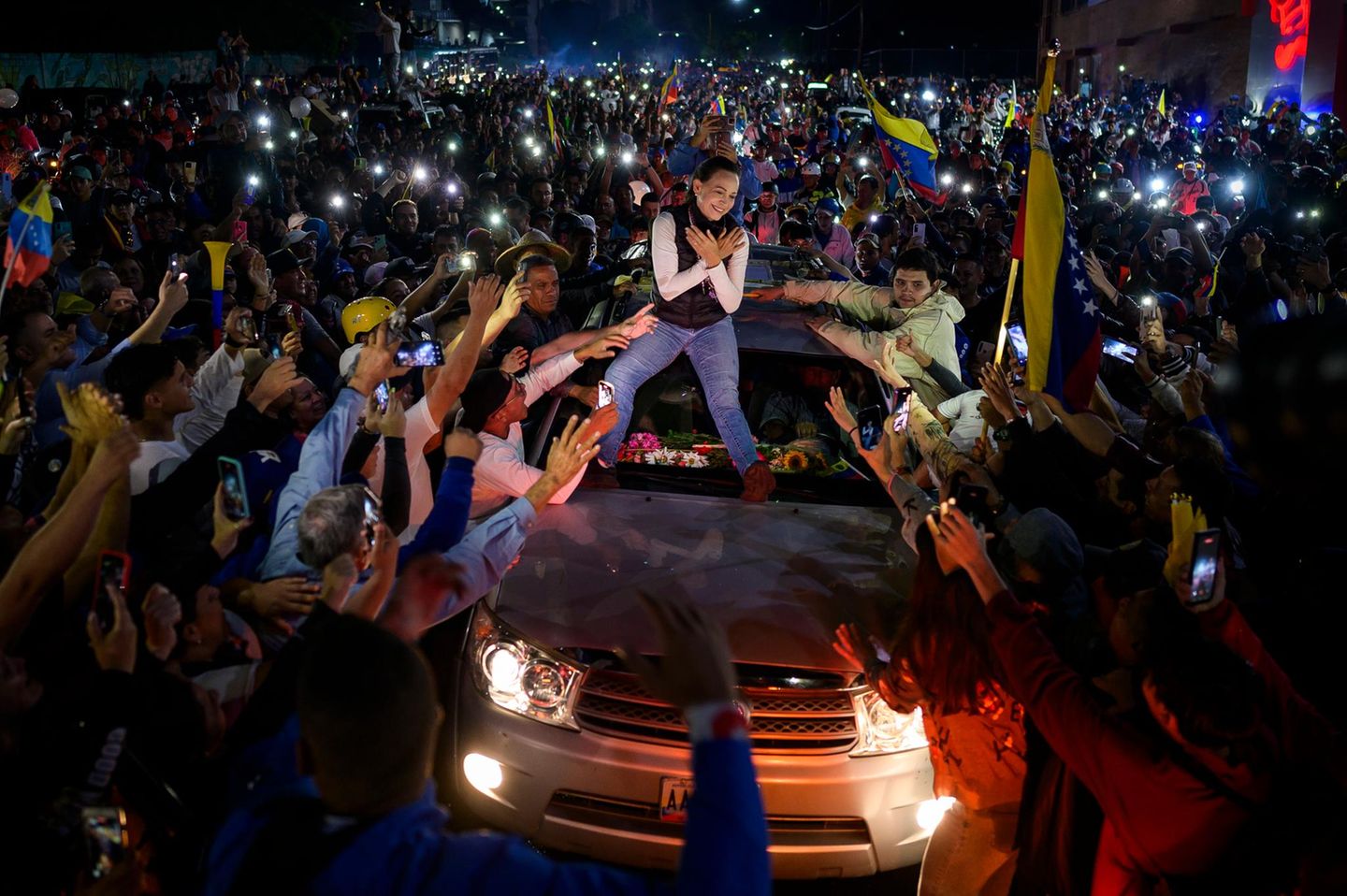 Gewinnerin Südamerika: Gabriela Oráa Die venezolanische Oppositionsführerin María Corina Machado grüßt ihre Anhänger während einer Wahlkampfveranstaltung