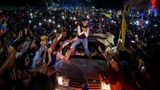 Die venezolanische Oppositionsführerin María Corina Machado grüßt ihre Anhänger während einer Wahlkampfveranstaltung