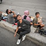 Menschen blicken während eines israelischen Drohnenangriffs ängstlich nach oben