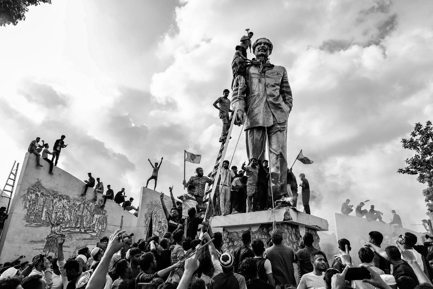 Gewinner West-, Zentral-, und Südasien: Suvra Kanti Das Menschen zerstören eine Statue des ehemaligen Präsidenten von Bangladesch