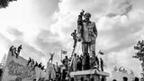 Menschen zerstören eine Statue des ehemaligen Präsidenten von Bangladesch