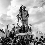 Menschen zerstören eine Statue des ehemaligen Präsidenten von Bangladesch