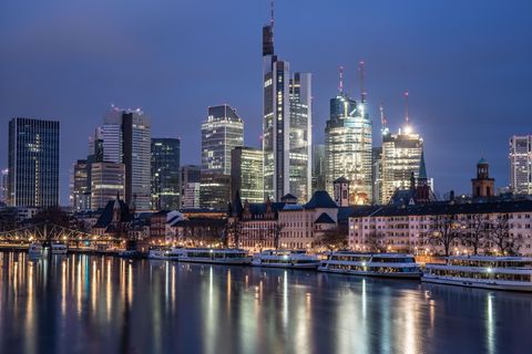 Frankfurter Skyline und Bankenviertel: Die Cum-Cum-Geschäfte sind unter Banken noch weiter verbreitet (Symbolbild)