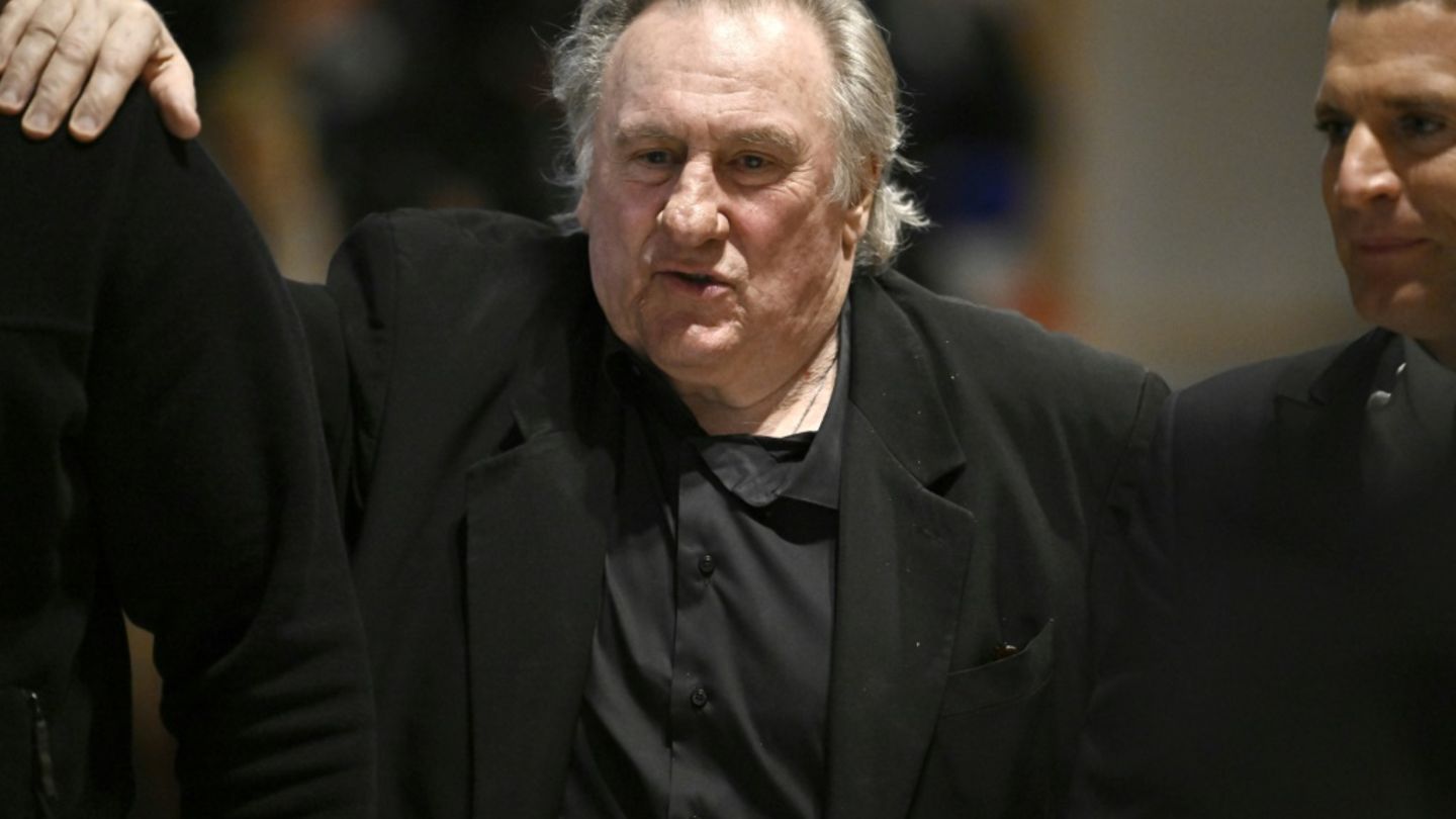 Depardieu beim Verlassen des Gerichtssaals in einer Pause