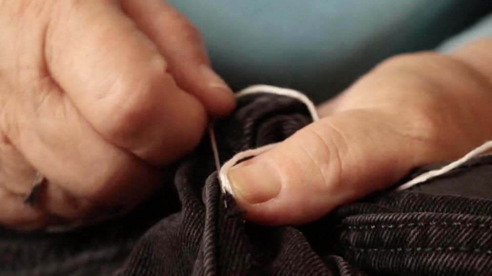 Ihr Lieblingskleidungsstück hat ein Loch? Kein Problem, es muss darum nicht weggeschmissen werden. Wie einfach Sie Ihre kaputten Klamotten reparieren können, sehen Sie im Video.