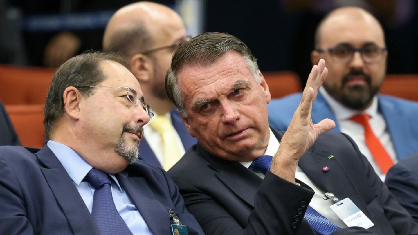Ex-Präsident Bolsonaro (vorne rechts)