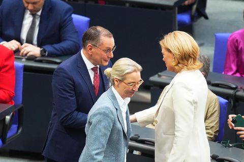 Alice Weidel und Tino Chrupalla gratulieren Julia Klöckner (CDU) zur Wahl zur Bundestagspräsidentin