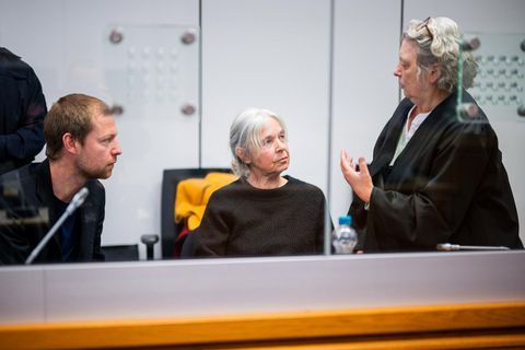 Daniela Klette beim Prozessauftakt in Celle neben ihren Verteidigern