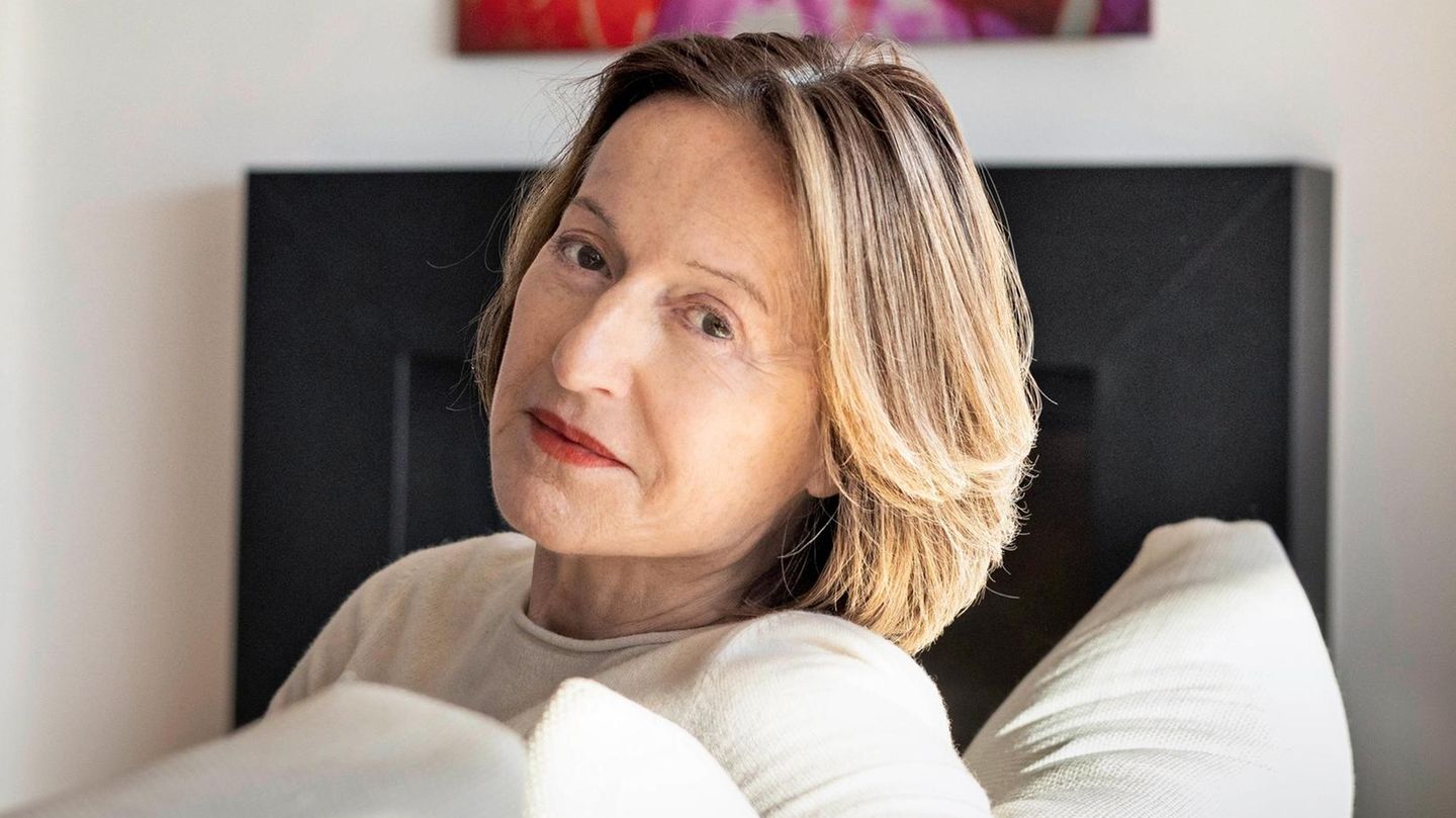 Kristina Gräfin Pilati schaut zuhause in Frankfurt am Main über ein Sofa