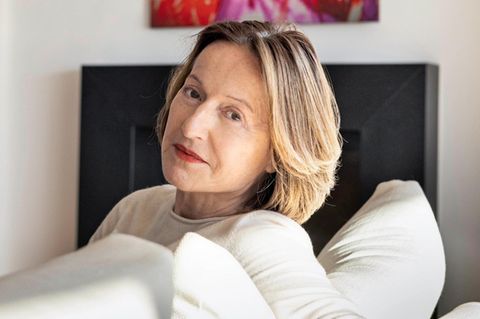 Kristina Gräfin Pilati schaut zuhause in Frankfurt am Main über ein Sofa
