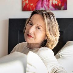 Kristina Gräfin Pilati schaut zuhause in Frankfurt am Main über ein Sofa