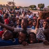 Jugendliche fordern bei einer Veranstaltung zur öffentlichen Sicherheit „Chili-Bausteine“ zur Abschreckung von Elefanten.