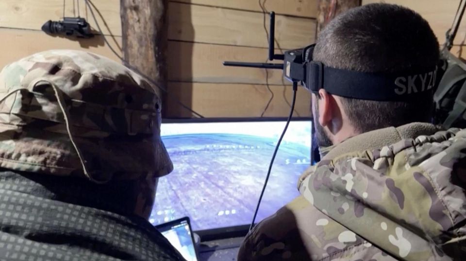 Rund vier Kilometer von der Front entfernt bauen und programmieren ukrainische Soldaten Kampf- und Aufklärungsdrohnen.