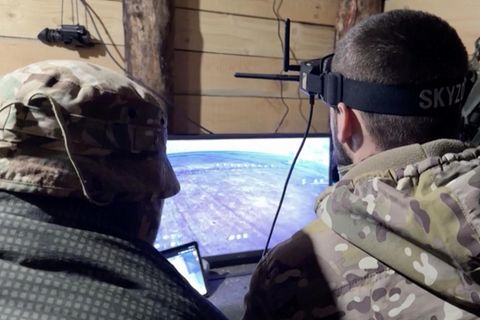 Rund vier Kilometer von der Front entfernt bauen und programmieren ukrainische Soldaten Kampf- und Aufklärungsdrohnen.