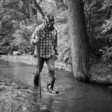 Rick Tsai geht in Sulphur Run in der Nähe der Entgleisungsstelle des Zuges in Schutzkleidung spazieren