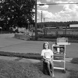 LaBrea Letson (8) verkauft Limonade aus Flaschenwasser vor dem Haus ihrer Großmutter in der Nähe der Entgleisungsstelle