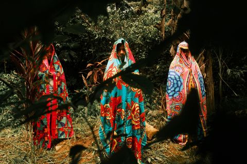 María Camila, Luisa und Noraisi Birry stehen am Grab ihrer Schwester Yadira,