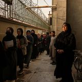 Eine Schlange von Frauen, die warten.