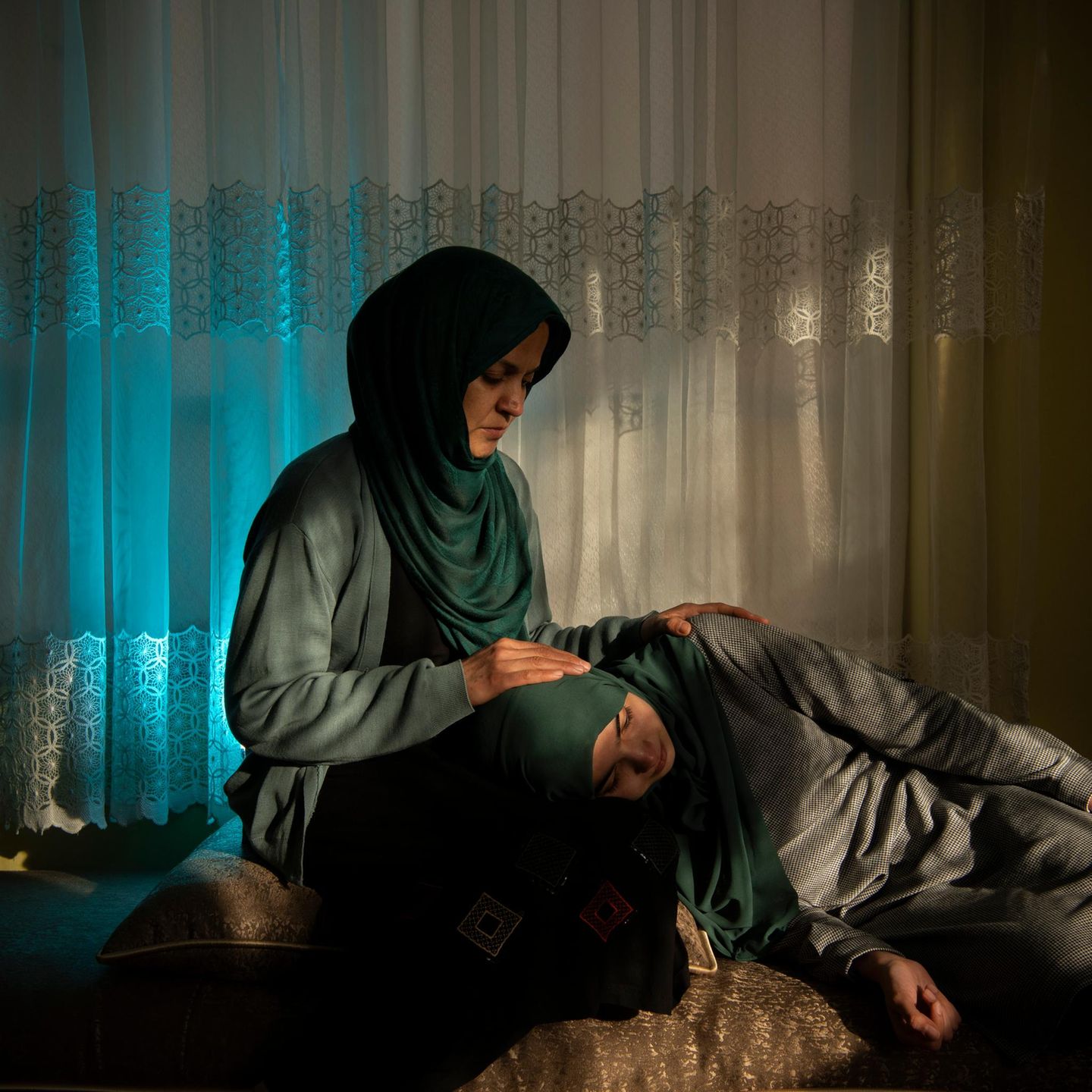 Wazhmah sitzt zu Hause mit ihrer Tochter Tahmeena