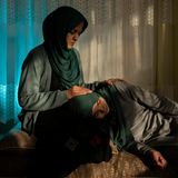 Wazhmah sitzt zu Hause mit ihrer Tochter Tahmeena