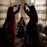 Junge Frauen feiern den Geburtstag einer Freundin