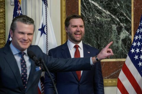 US-Verteidigungsminister Pete Hegseth (l.) mit J.D. Vance besprachen hochsensible Informationen in Signal Chat (Archivbild)