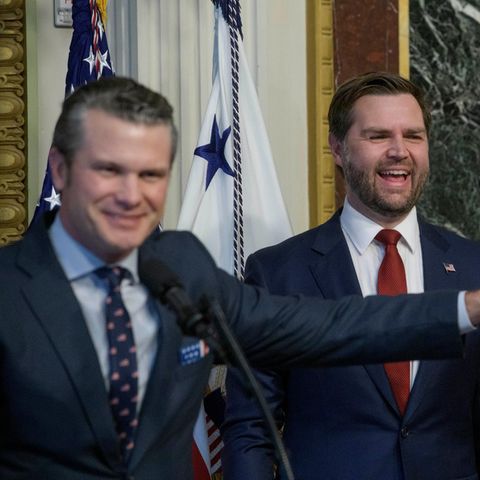 US-Verteidigungsminister Pete Hegseth (l.) mit J.D. Vance besprachen hochsensible Informationen in Signal Chat (Archivbild)
