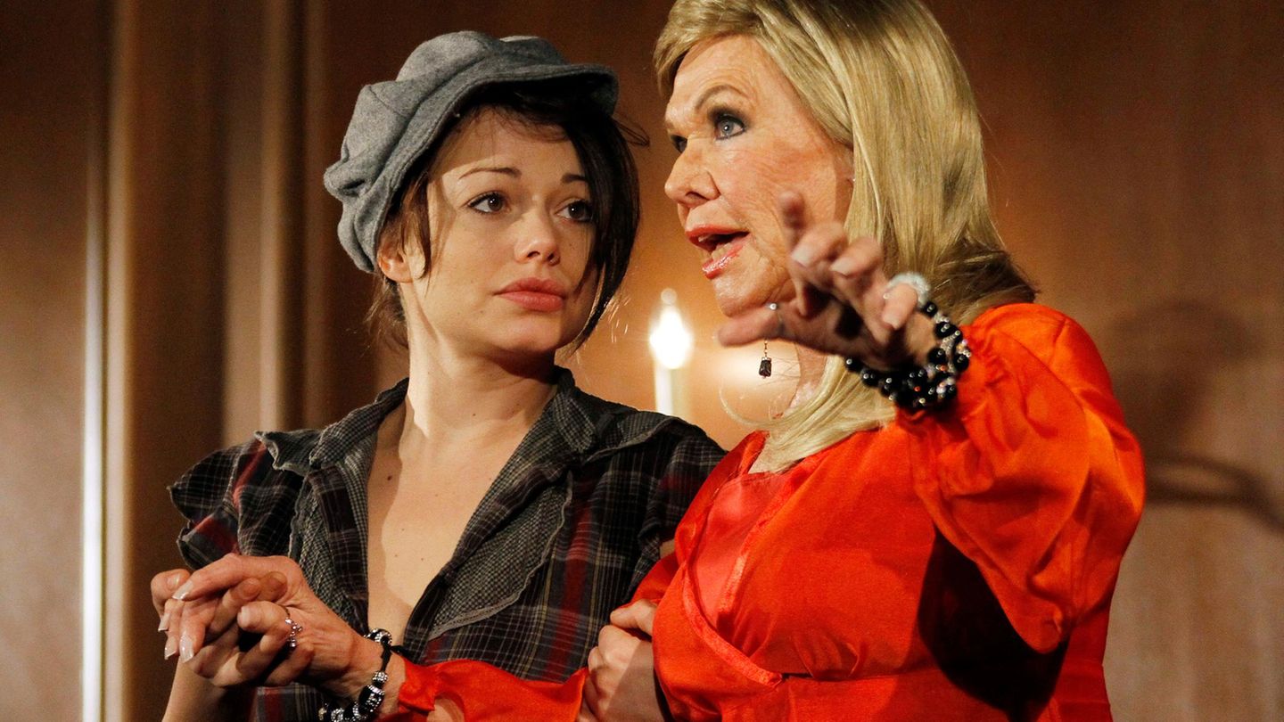 Ingrid van Bergen 2010 mit Cosma Shiva Hagen im Theaterstück "Die Nadel der Kleopatra"