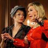 Ingrid van Bergen 2010 mit Cosma Shiva Hagen im Theaterstück "Die Nadel der Kleopatra"