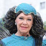 Iris van Bergen im Kostüm der Signorra de Rocca, blaues Kleid, Pfauenfedern und Haarnetz